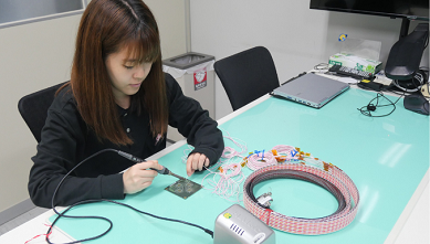 供試品のハーネス接続作業